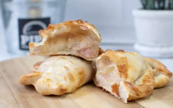 Empanada de jamon y piña Empanada de jamon y piña
